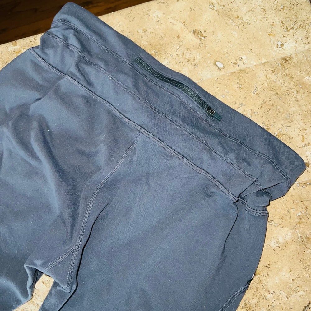 💥💥5/$25💥💥 Athleta Gray Scrunch Leggings with Reflective Accents- Size M - Picture 8 of 8